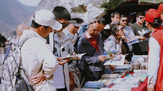 香格里拉虎跳峽旅游經(jīng)營(yíng)有限公司在上虎跳景點(diǎn)集散服務(wù)中心開展文旅宣傳推介活動(dòng)